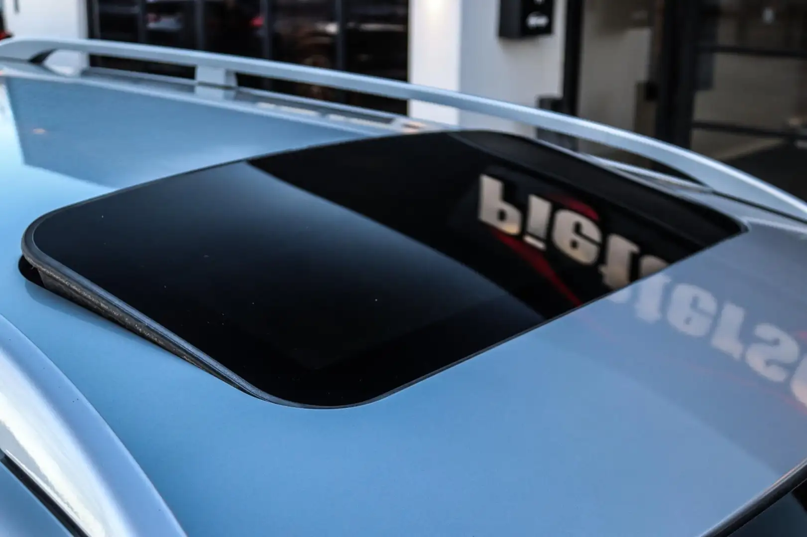 Volvo V70 3.0 T6 AWD 320PK YOUNGTIMER PANO TREKH DYN ACC VOL Grau - 2