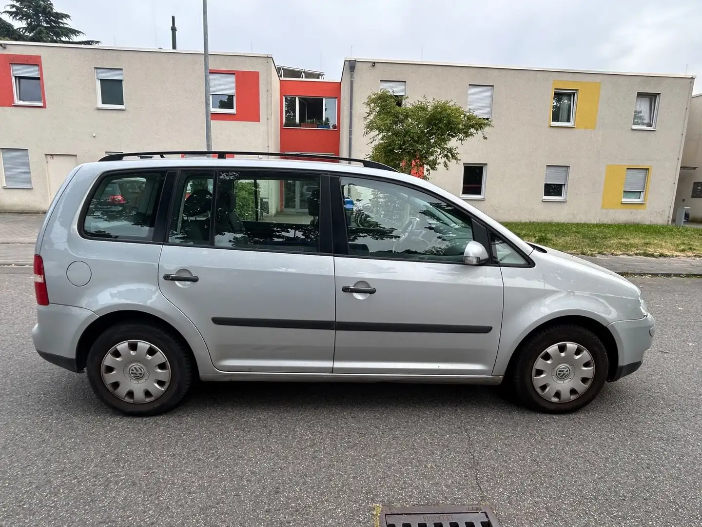 Volkswagen Touran 1.6 FSI Trendline*KLIMAAUTOM*ALLWETTER* Silber - 2