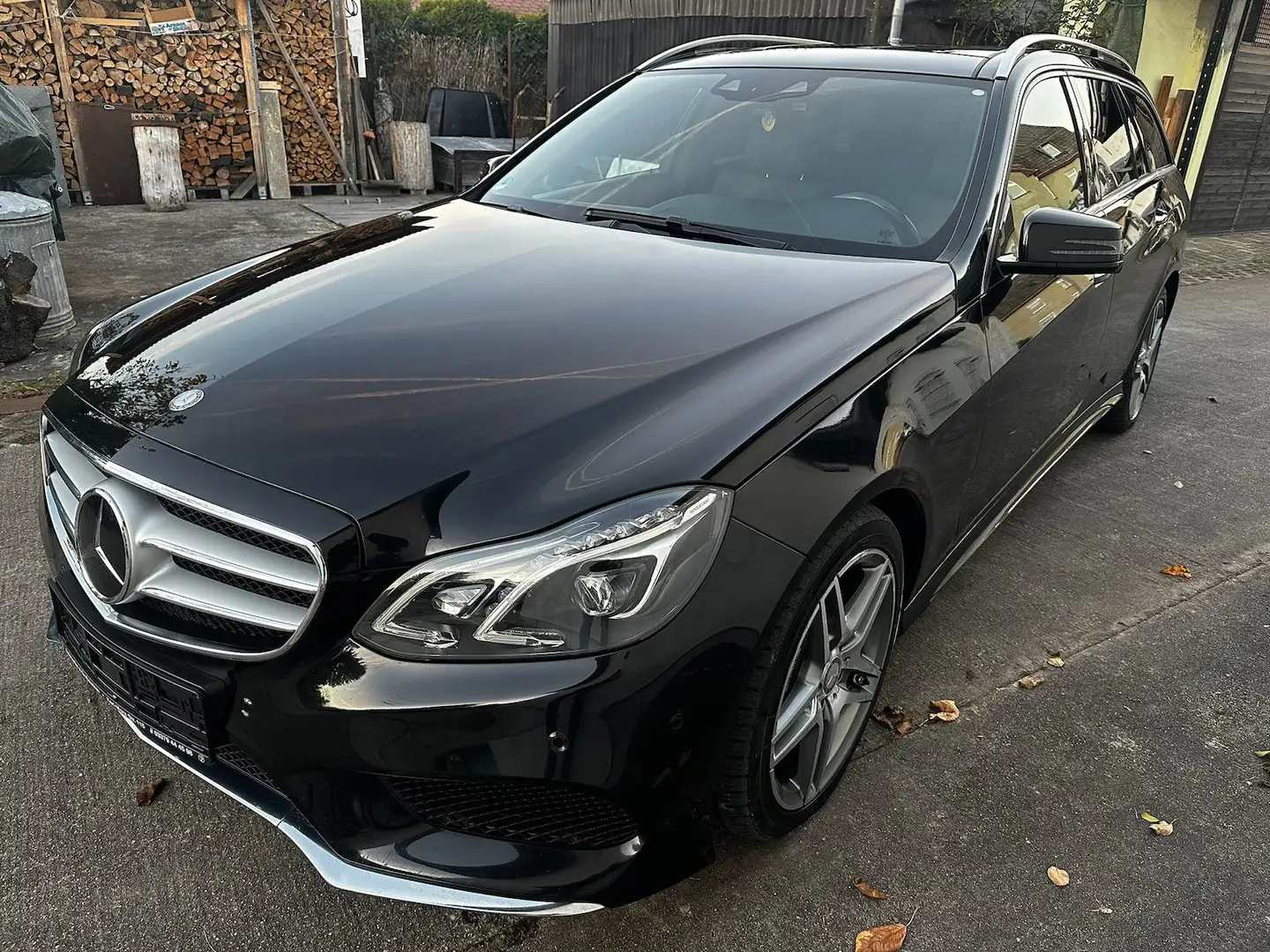 Mercedes-Benz E 300 BlueTec Hybrid 1.Hand AMG-Paket*Panorama Schwarz - 1