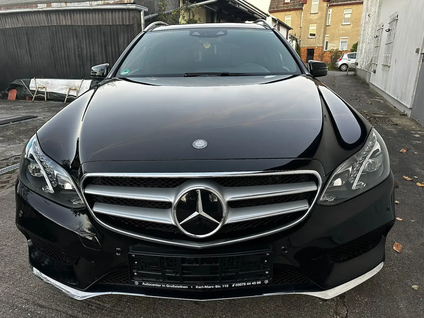 Mercedes-Benz E 300 BlueTec Hybrid 1.Hand AMG-Paket*Panorama Schwarz - 2