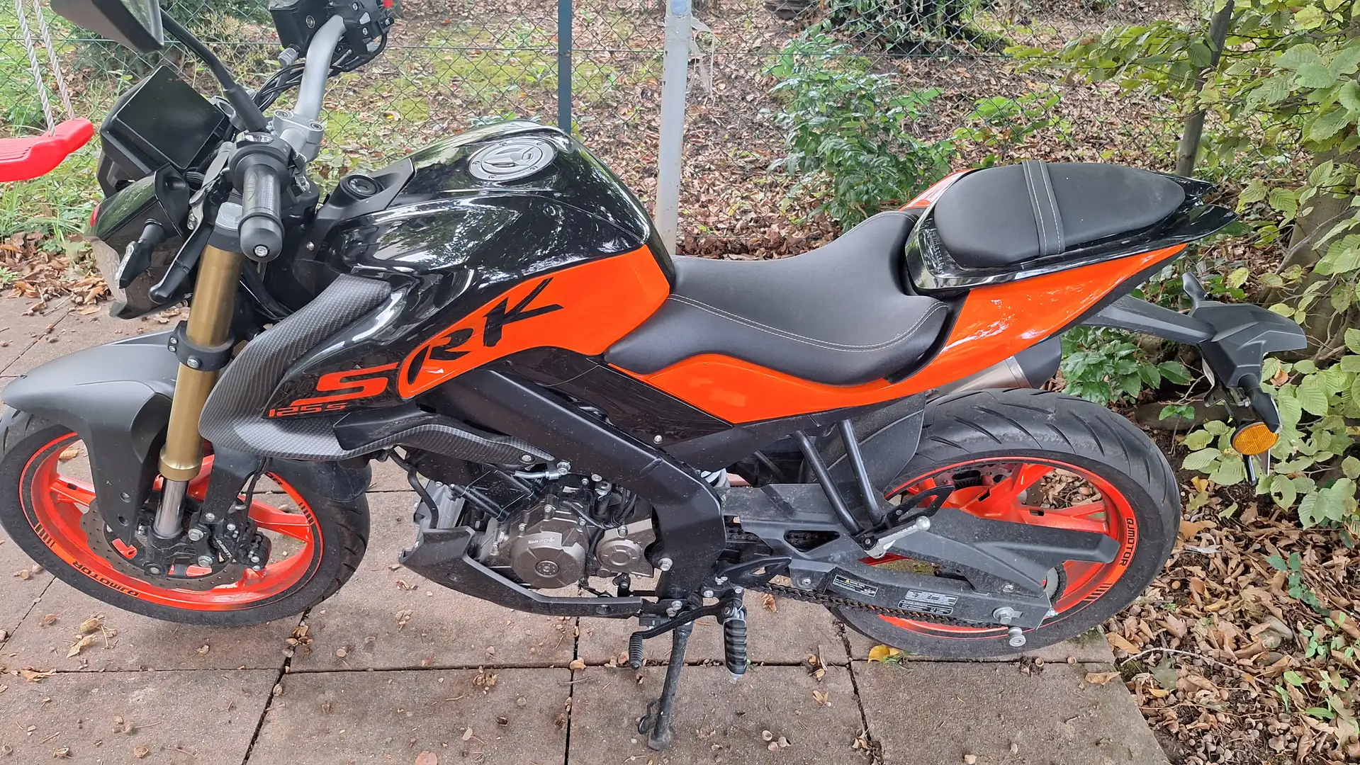 QJ Motor SRK 125 S Naranja - 2