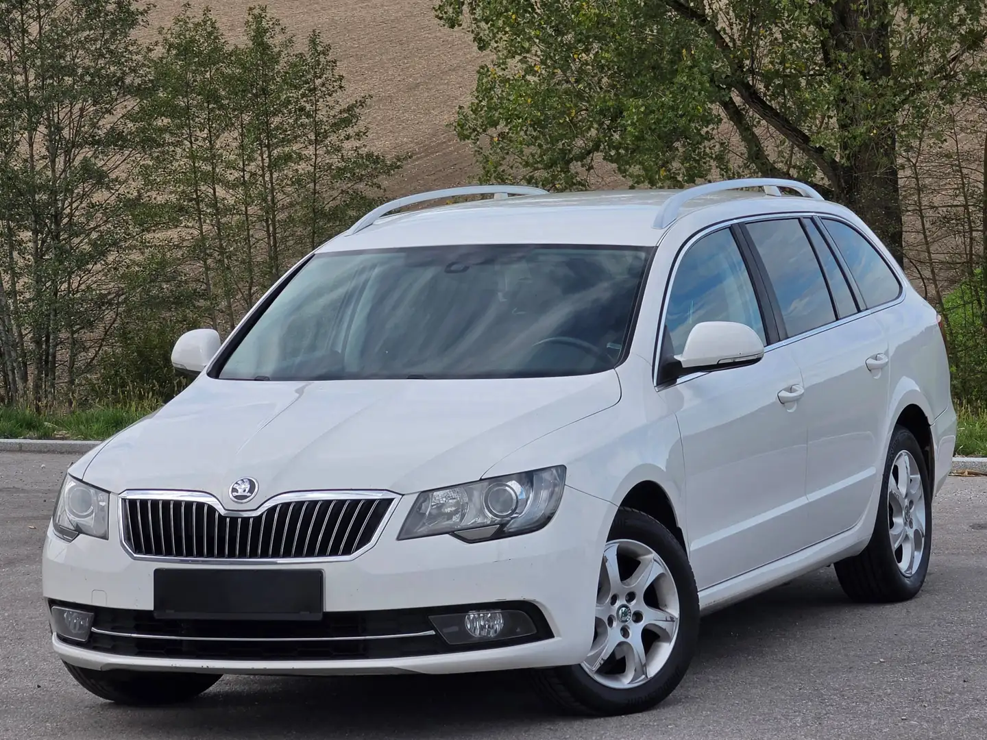 Skoda Superb Ambition* Tempomat* Sitzheizung* Klima* Finanzierung* Weiß - 1