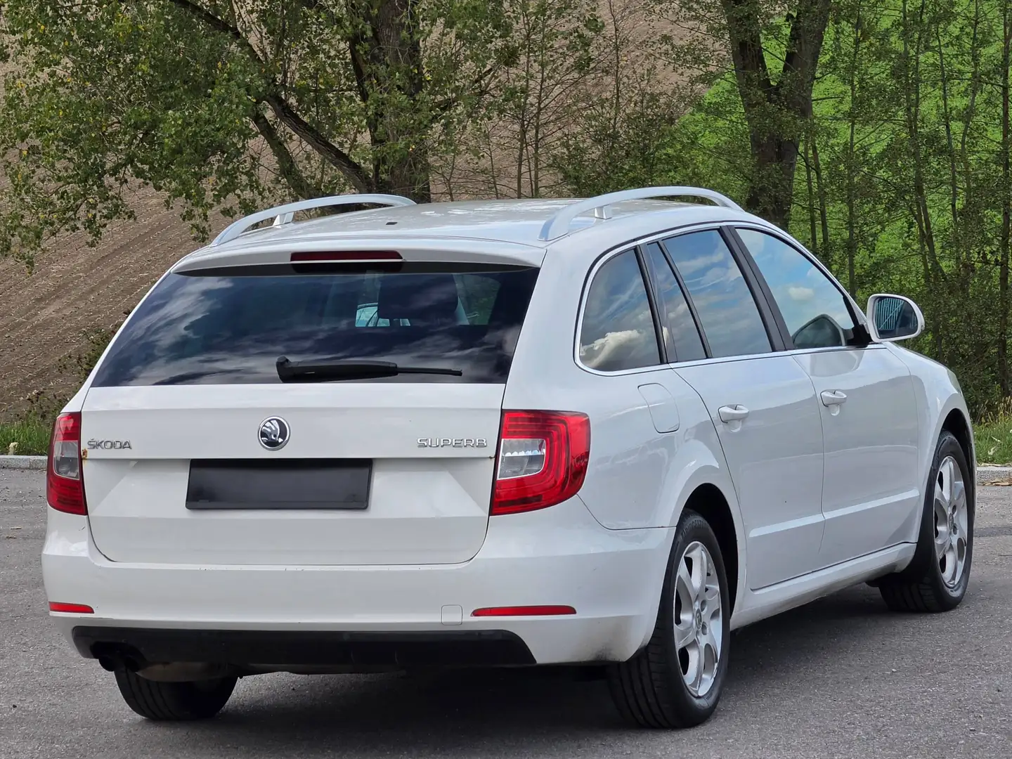 Skoda Superb Ambition* Tempomat* Sitzheizung* Klima* Finanzierung* Weiß - 2