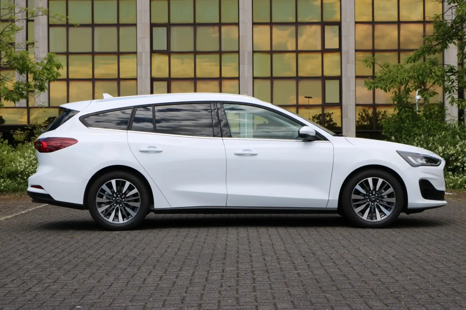 Ford Focus Titanium X AHK LED ACC RK Totwinkel Weiß - 1