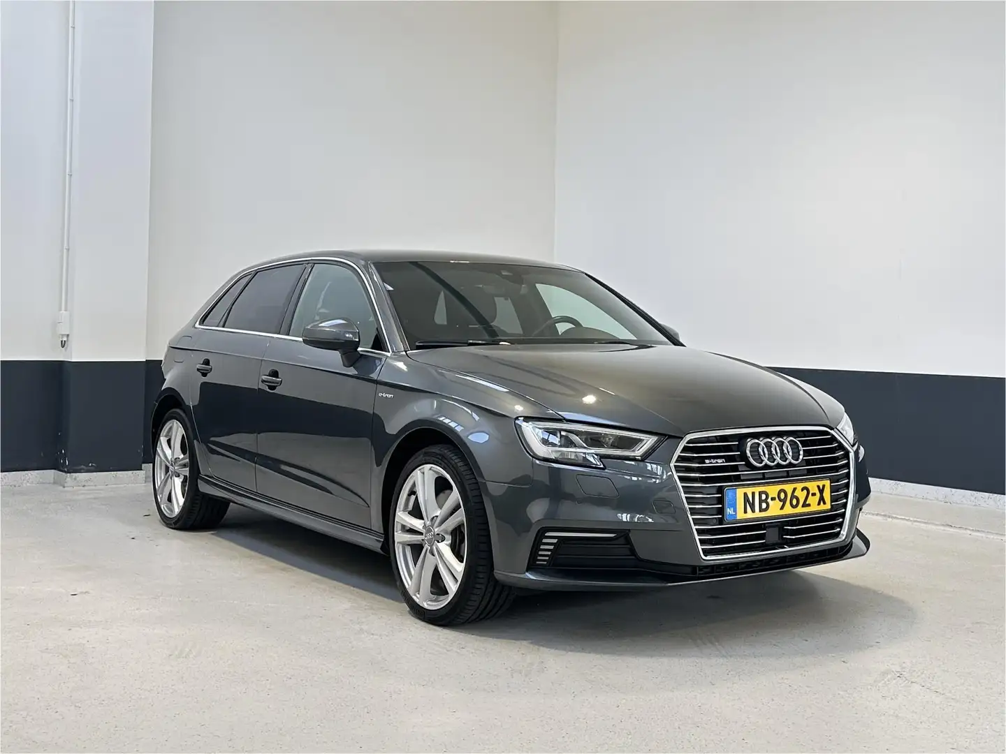 Audi A3 Sportback 1.4 e-tron S-line | NL | 1 Eig| Navigati Grijs - 1