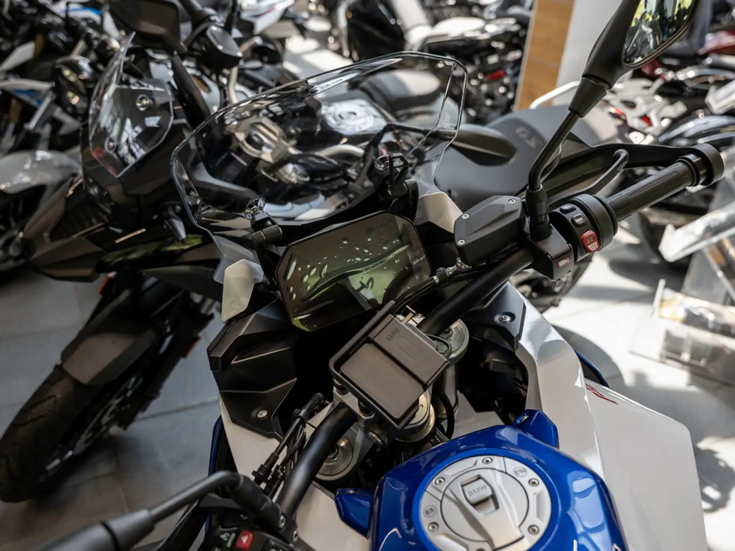BMW F 900 XR KOMFORT-P. DYNAMIC-P. GRIFFHEIZUNG Bílá - 2