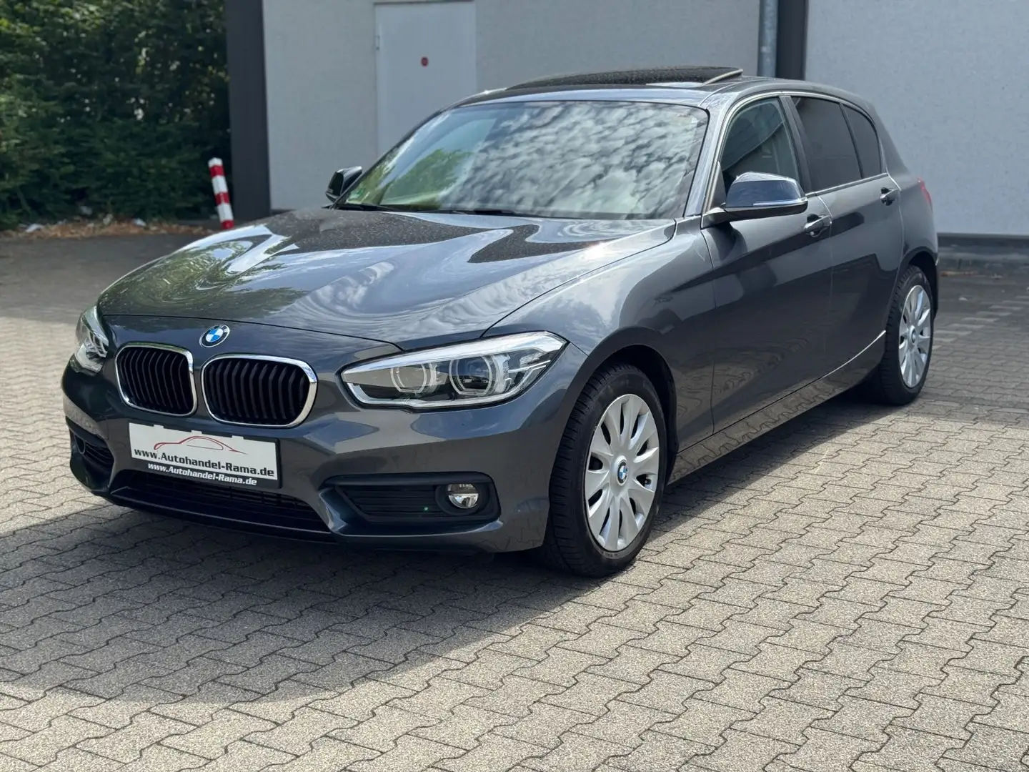 BMW 118 i Lim. 5-trg. Navi SHZ Schiebedach1.Hand AHK Grau - 1