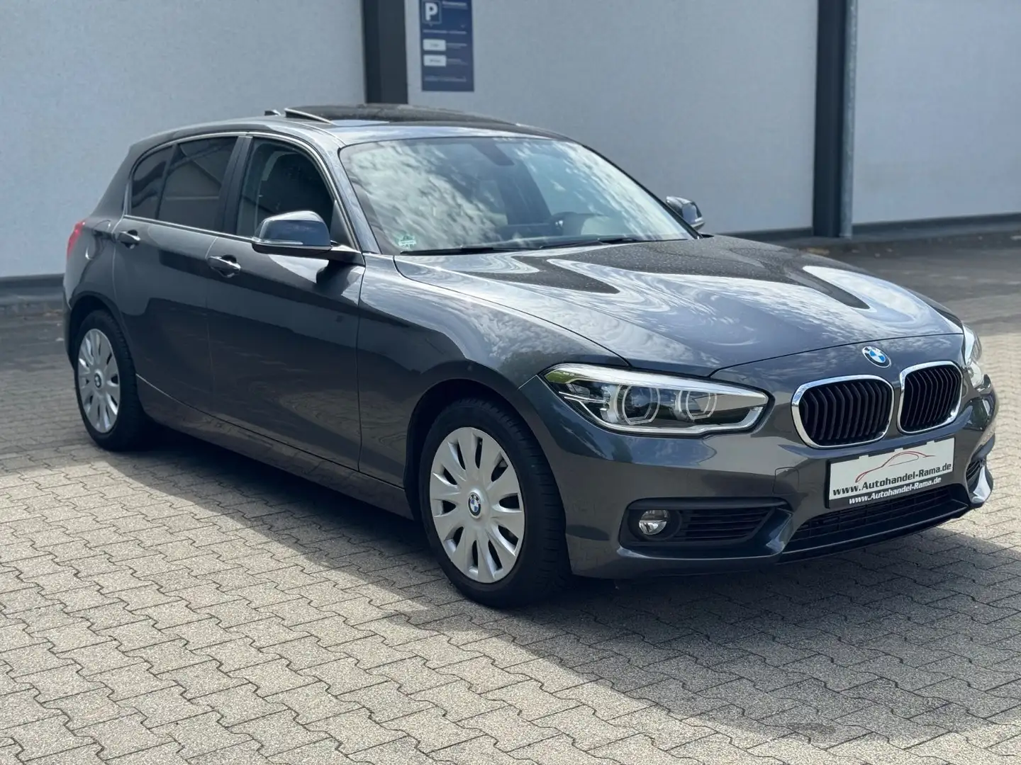 BMW 118 i Lim. 5-trg. Navi SHZ Schiebedach1.Hand AHK Grau - 2