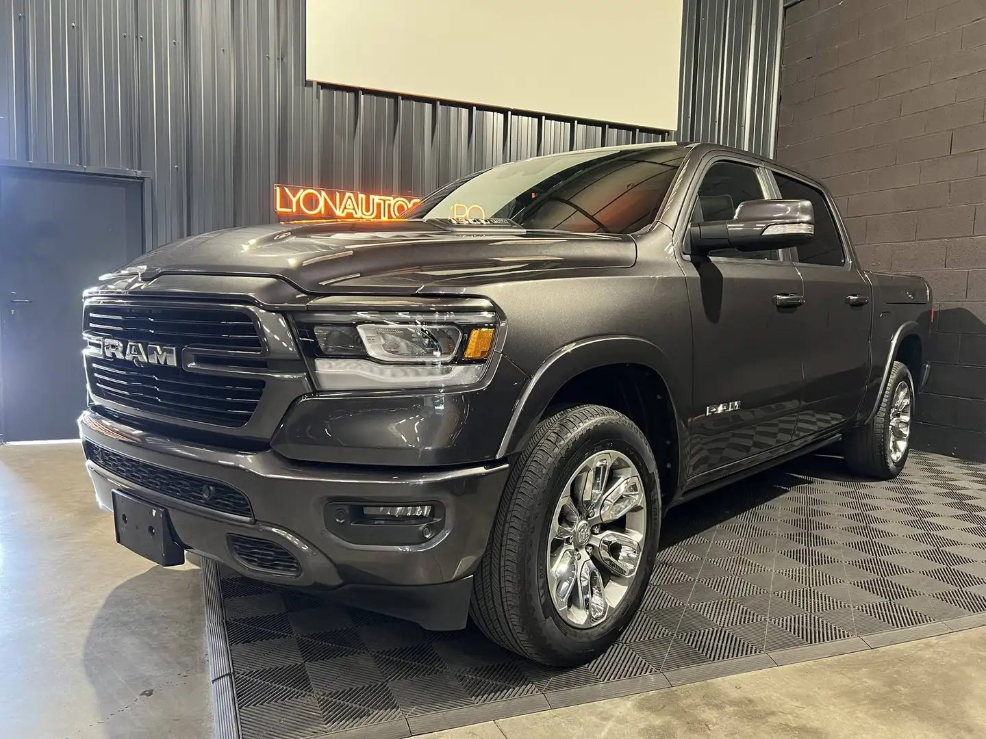 Dodge RAM 5.7 V8 HEMI 395CH LARAMIE Gris - 1