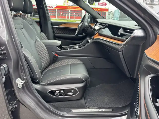 Jeep Grand Cherokee view 8