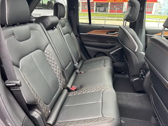 Jeep Grand Cherokee view 9