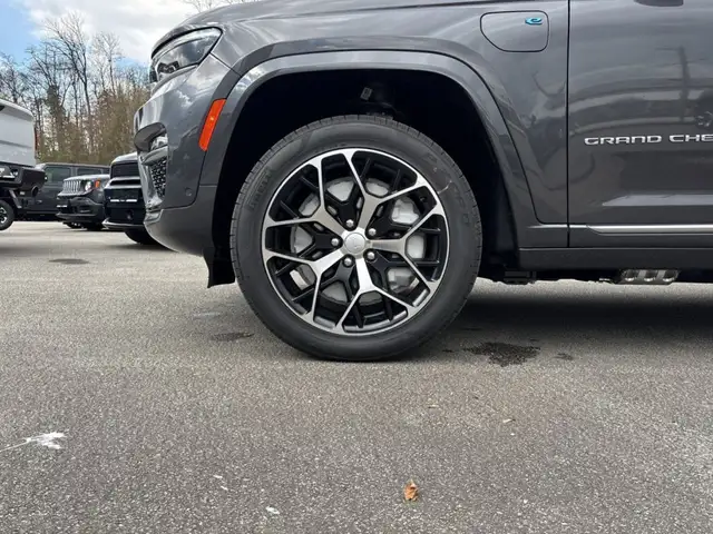 Jeep Grand Cherokee view 3
