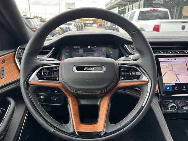 Jeep Grand Cherokee view 11