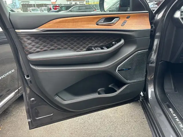 Jeep Grand Cherokee view 7