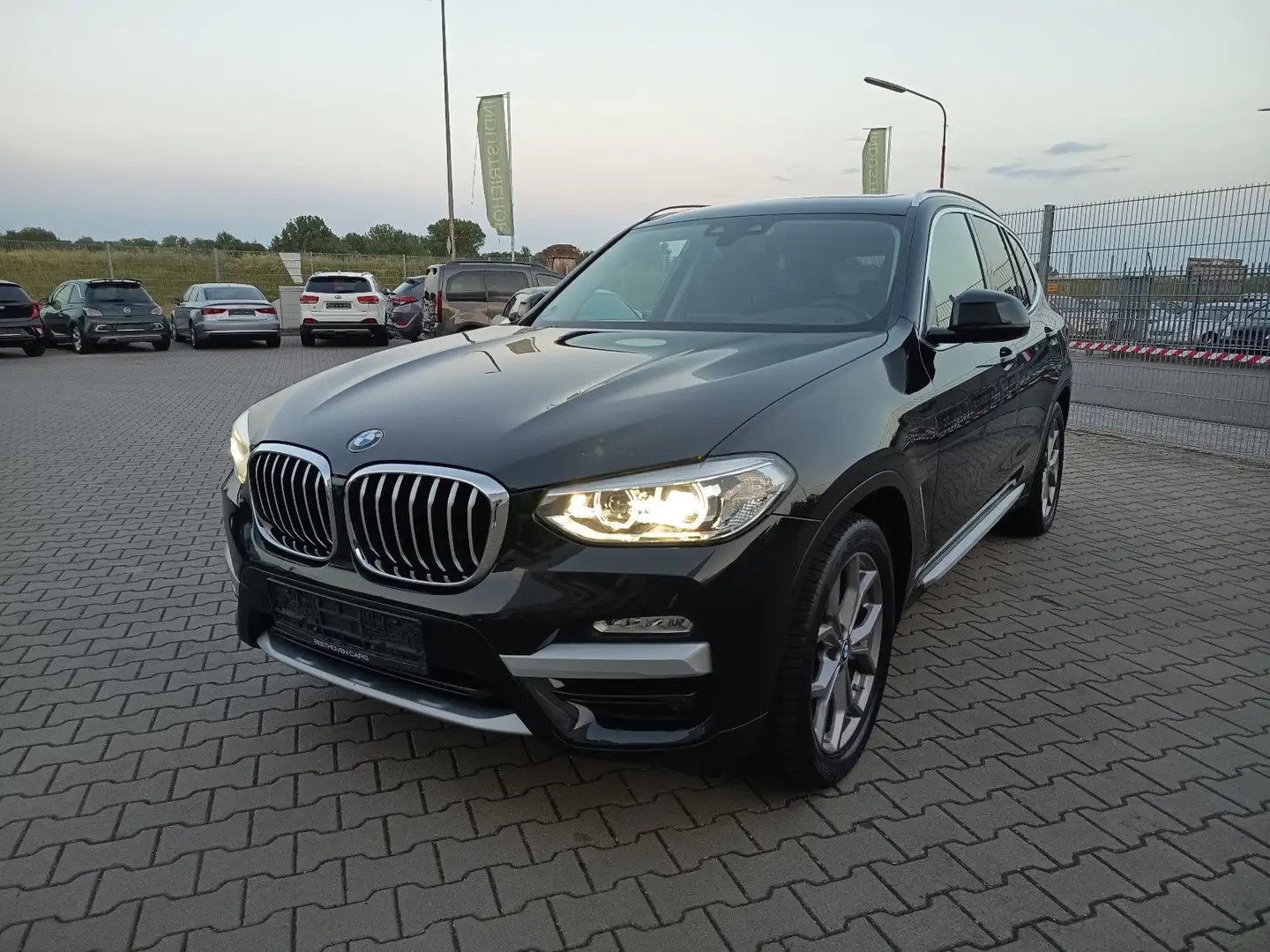 BMW X3 xDrive 20 d xLine Pano+LED+HUD+NAVI+Ambiente Zwart - 1
