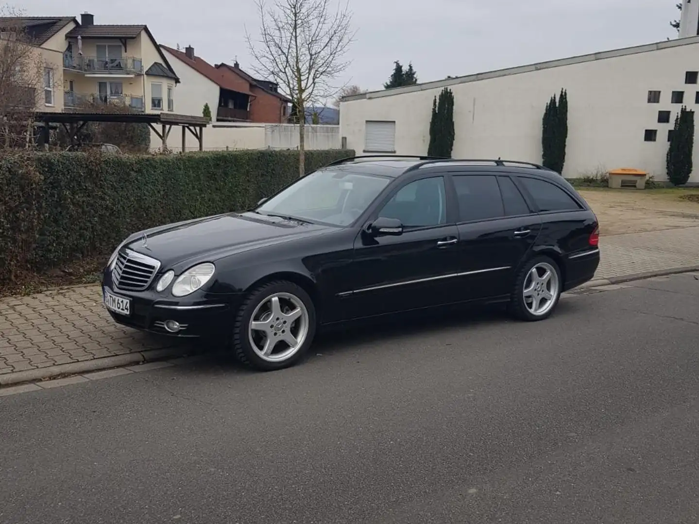Mercedes-Benz E 320 E 320 TCDI 7G-TRONIC ATM bei 80000km, Luftfederung Schwarz - 1