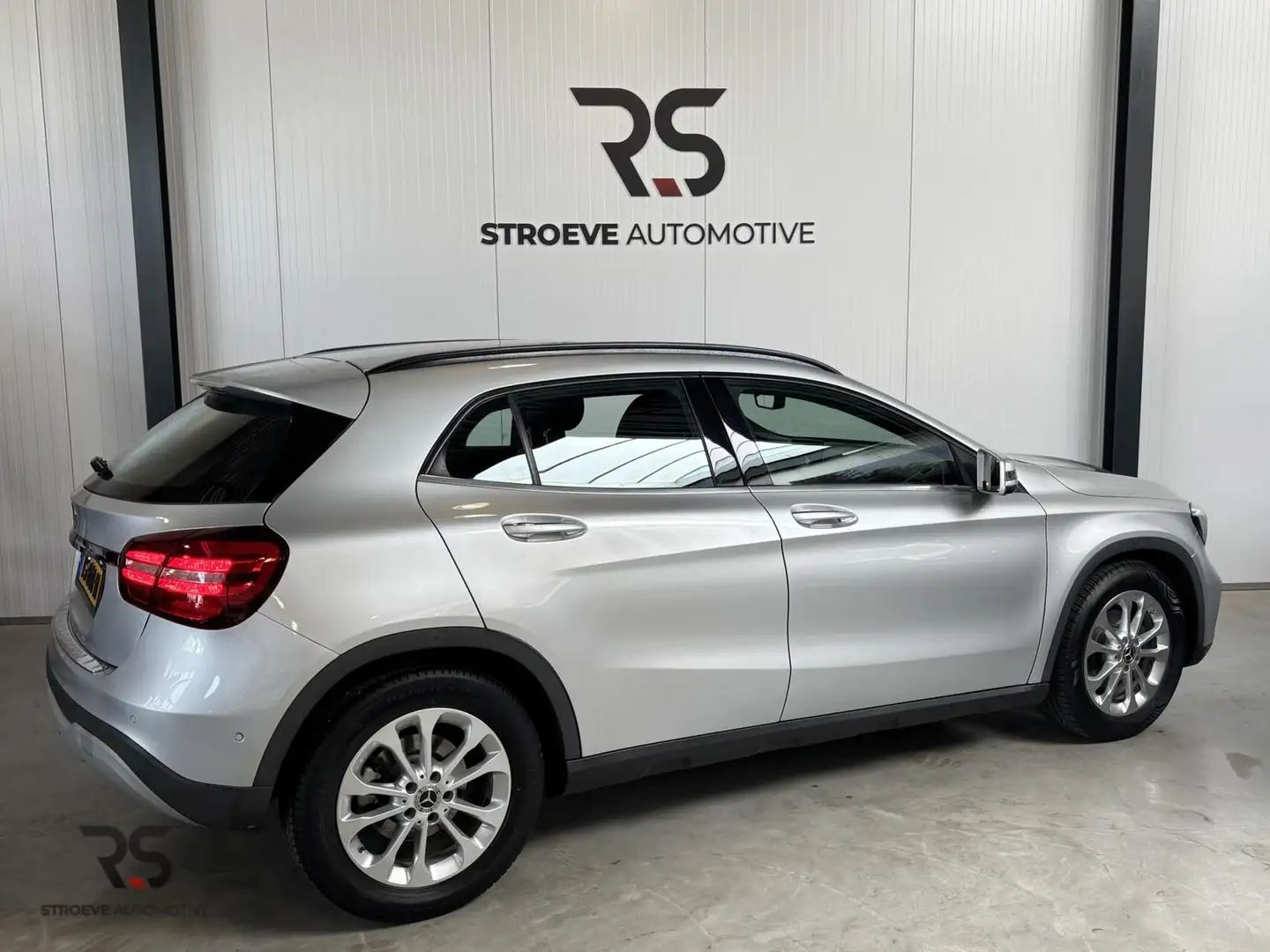 Mercedes-Benz GLA 180 Buss. Solution Plus Upgrade Edition | Navi | LED | Grijs - 2