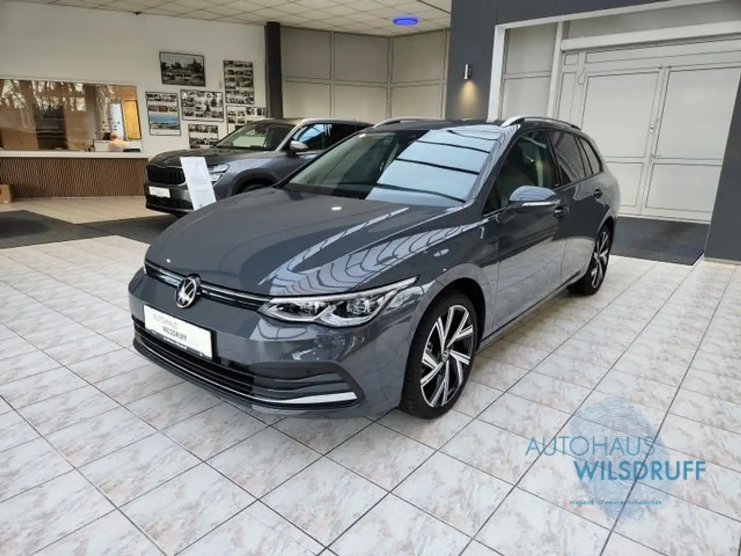 Volkswagen Golf VIII 1.5 TSi Active NAVI KAMERA SHZ Grau - 2