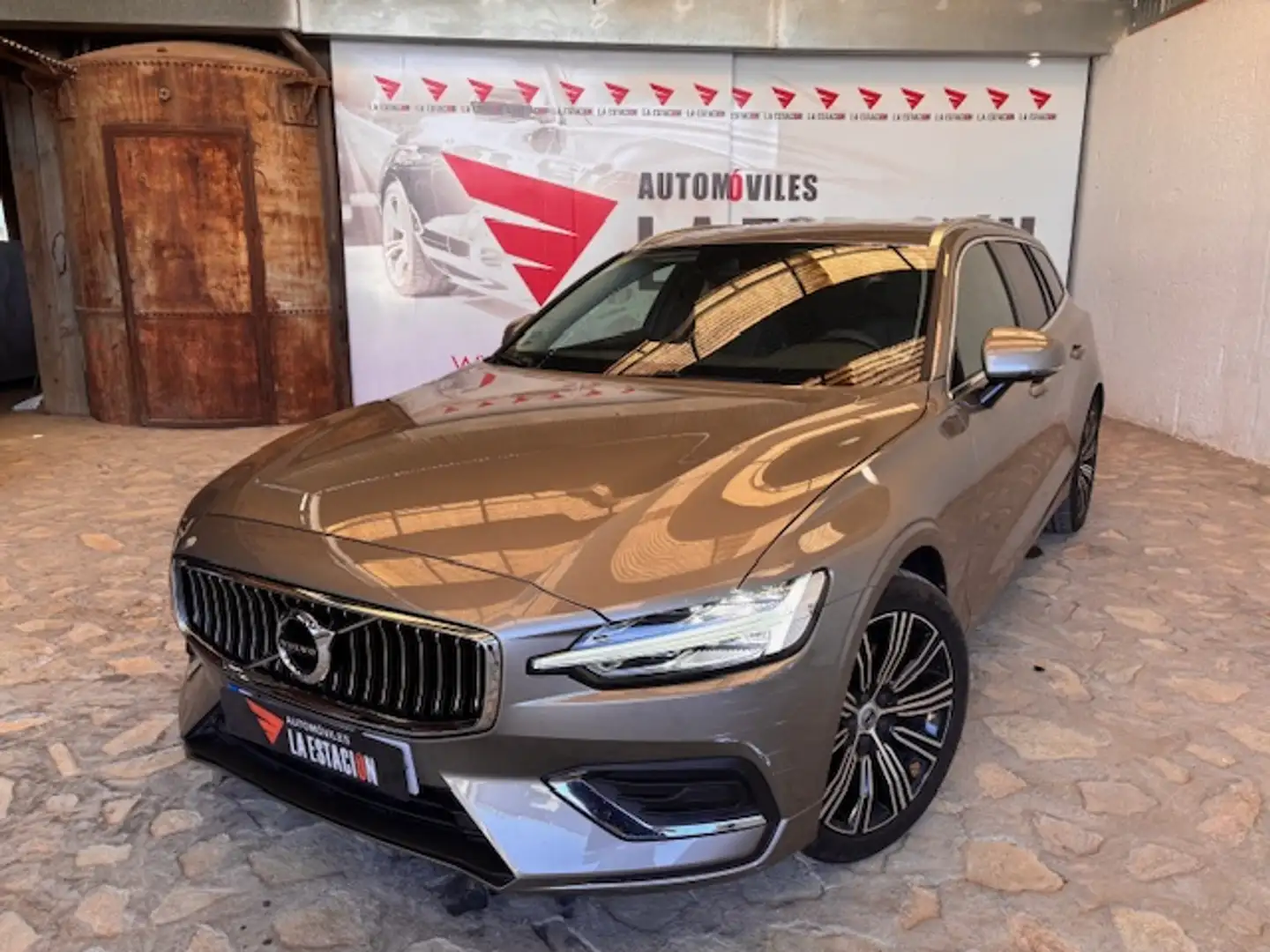 Volvo V60 D4 Inscription Aut. Beige - 2