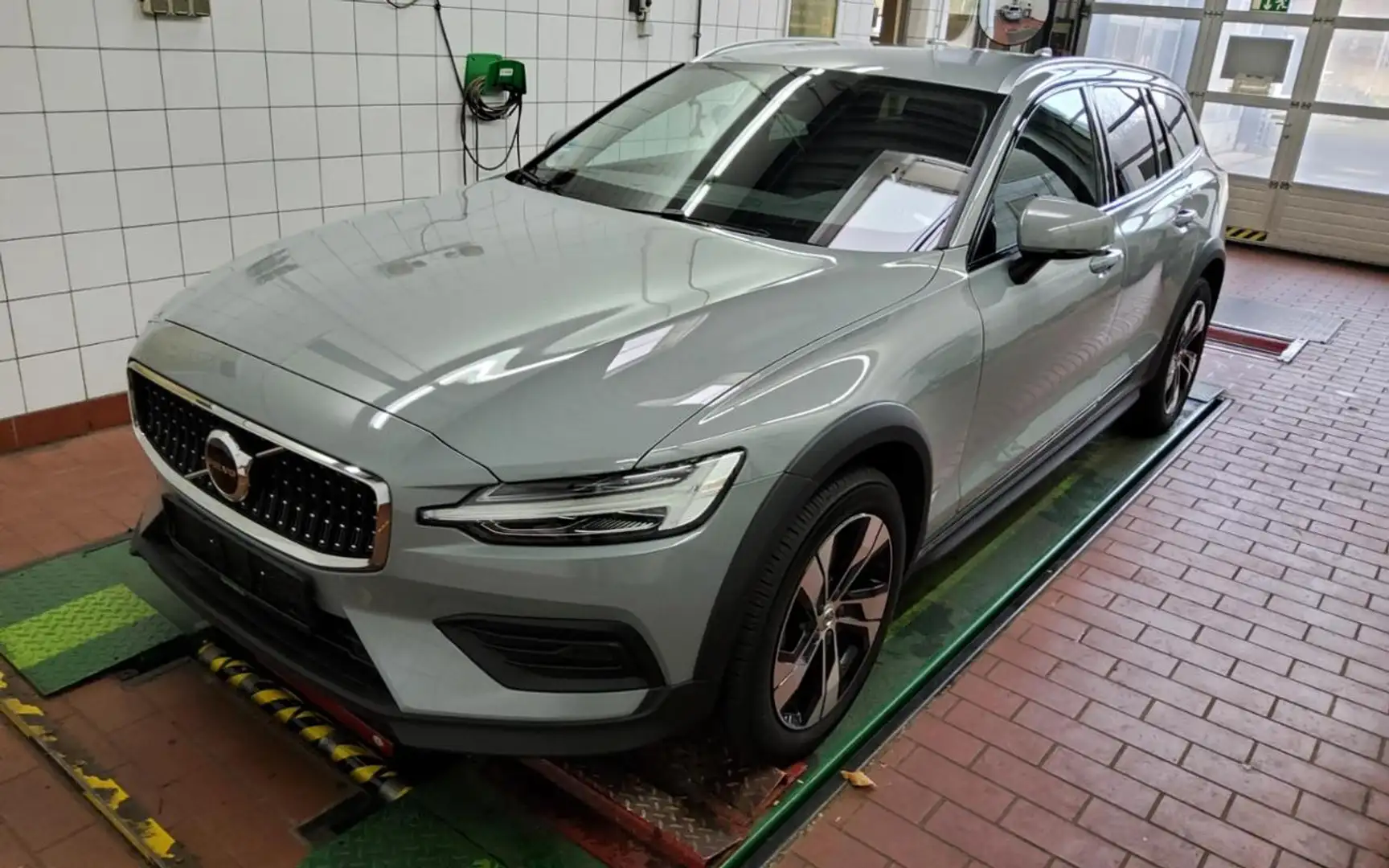 Volvo V60 Cross Country B4 AWD PLUS AHK+MEMORY+LM Grau - 2