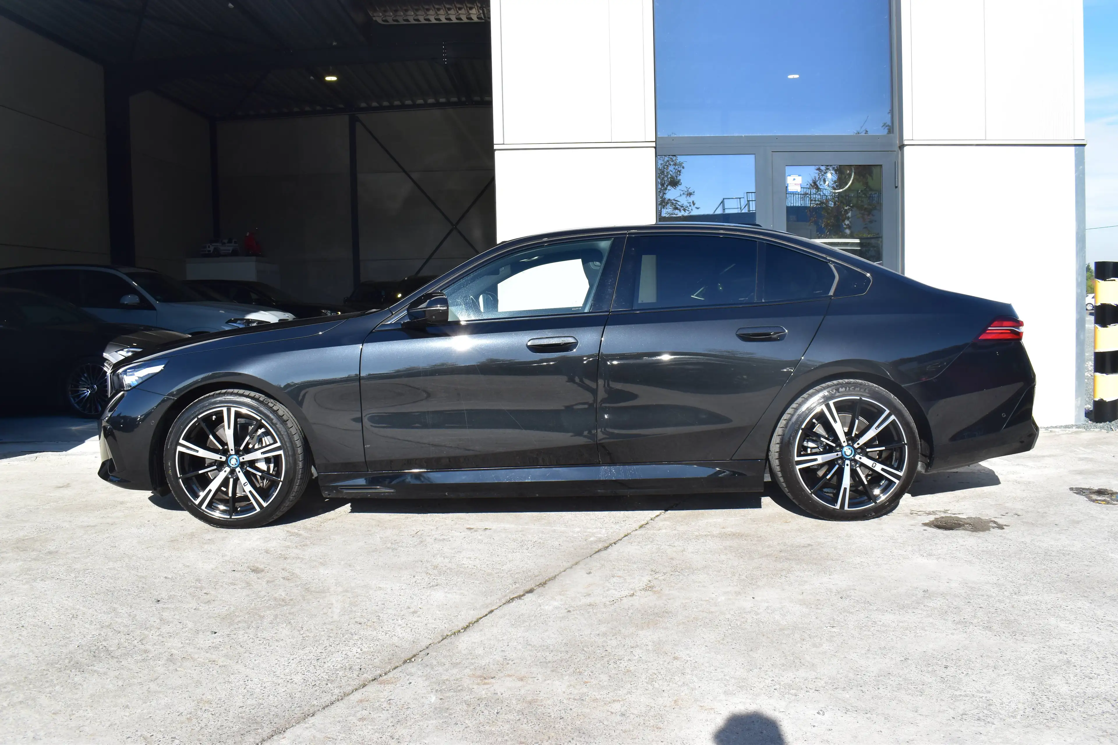 BMW i5 eDrive40 Pack M *Pano - Full Options * — photo 3