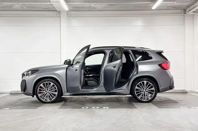 BMW Ix1 view 3