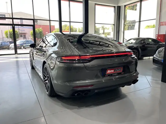 Porsche Panamera view 9