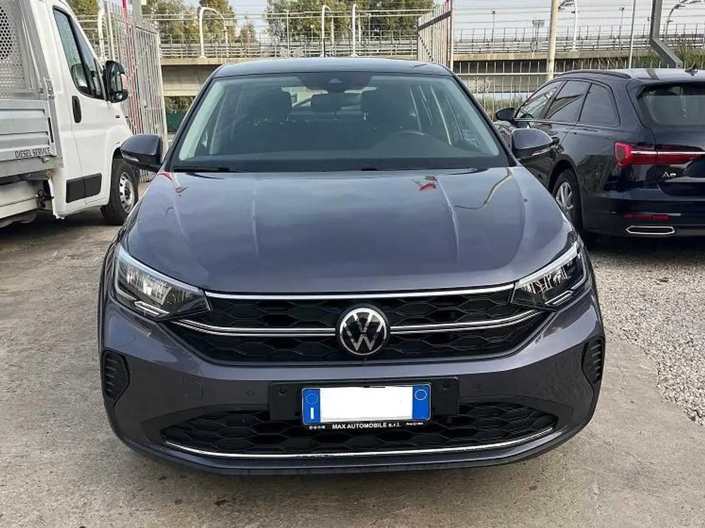 Volkswagen Taigo 1.0 TSI CAMBIO AUTOMATICO NAVI PDC Gris - 2
