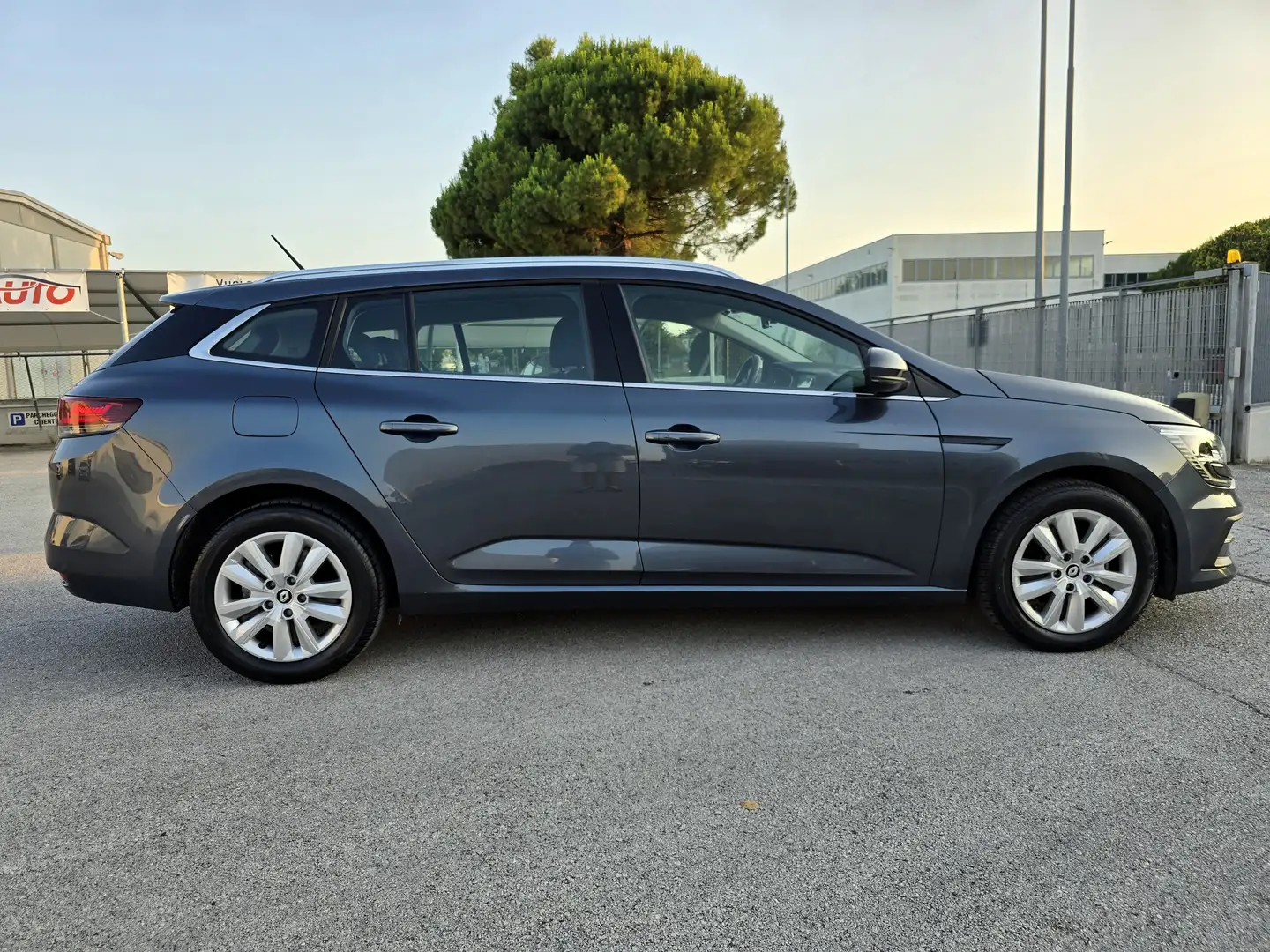 Renault Megane Megane Sporter 1.5 blue dci Business 115cv edc Grigio - 2