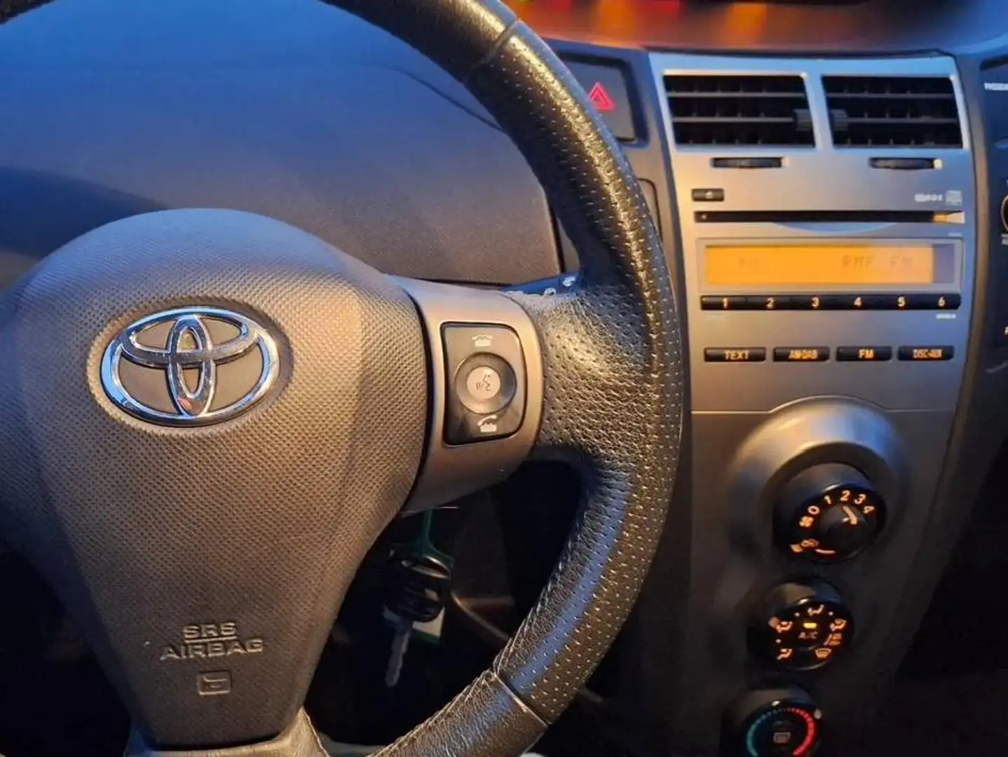 Toyota Yaris Yaris 1,0 VVT-i Luna Cool Luna Cool Schwarz - 2