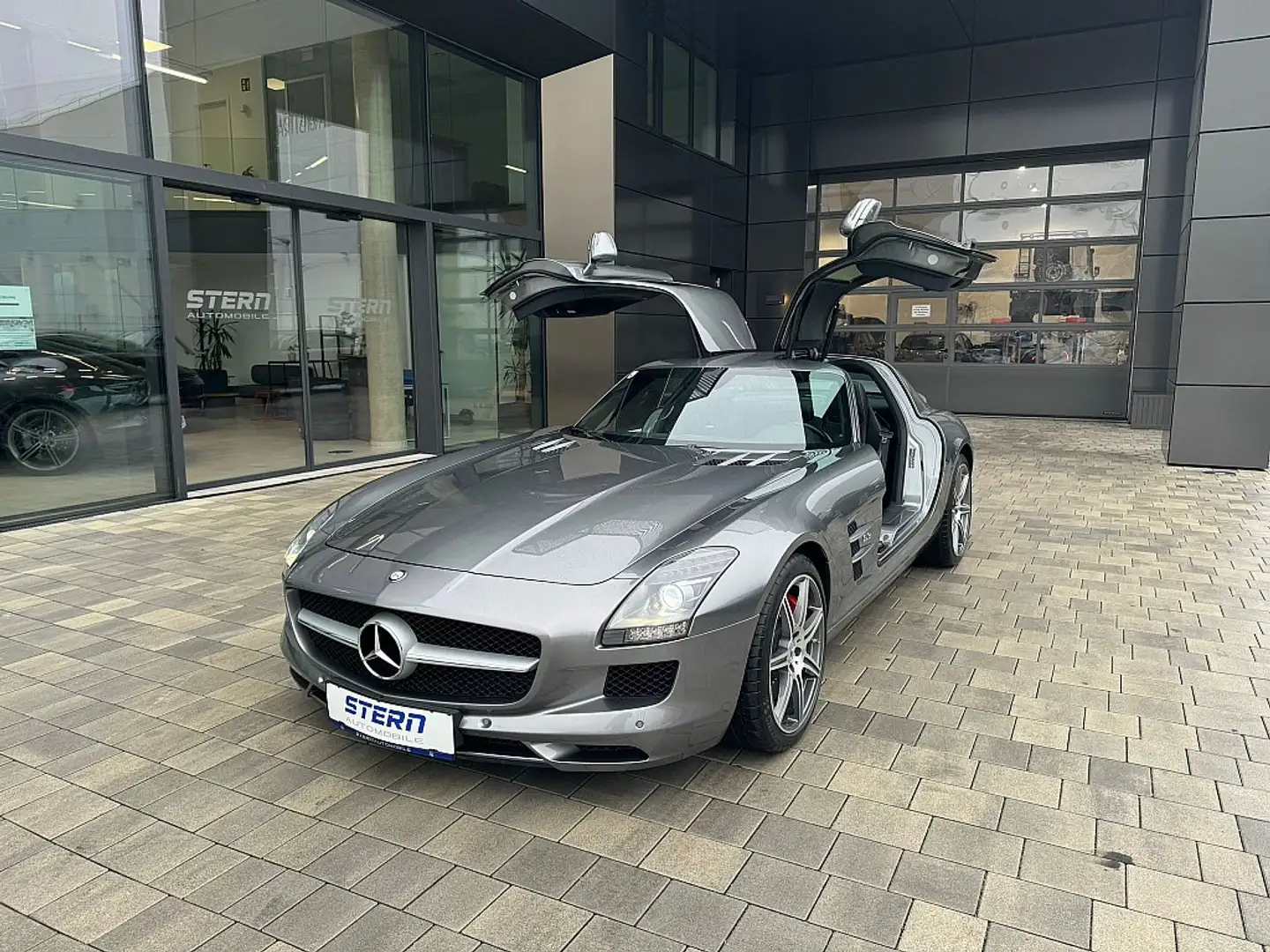 Mercedes-Benz SLS AMG Aut. *COUPÉ*SAMMLERZUSTAND* Šedá - 1