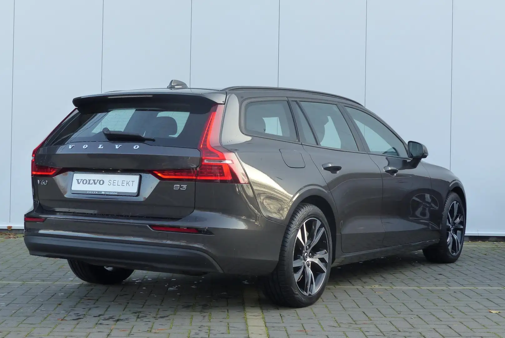 Volvo V60 B3 163PK AUT7 Essential | Stoel&Stuurverwarming | Grijs - 2