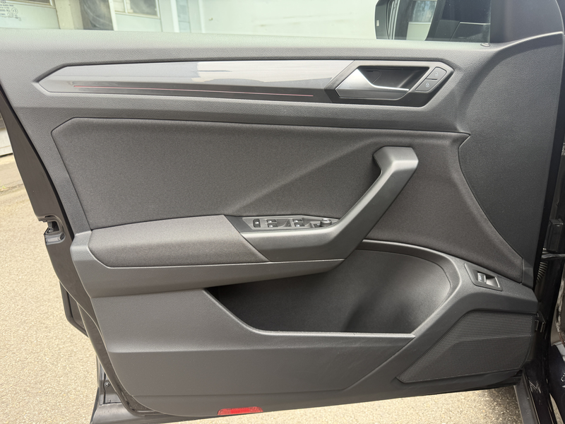 Volkswagen T-Roc R-Line LED VirtualCockpit Kamera Ambiente — photo 11