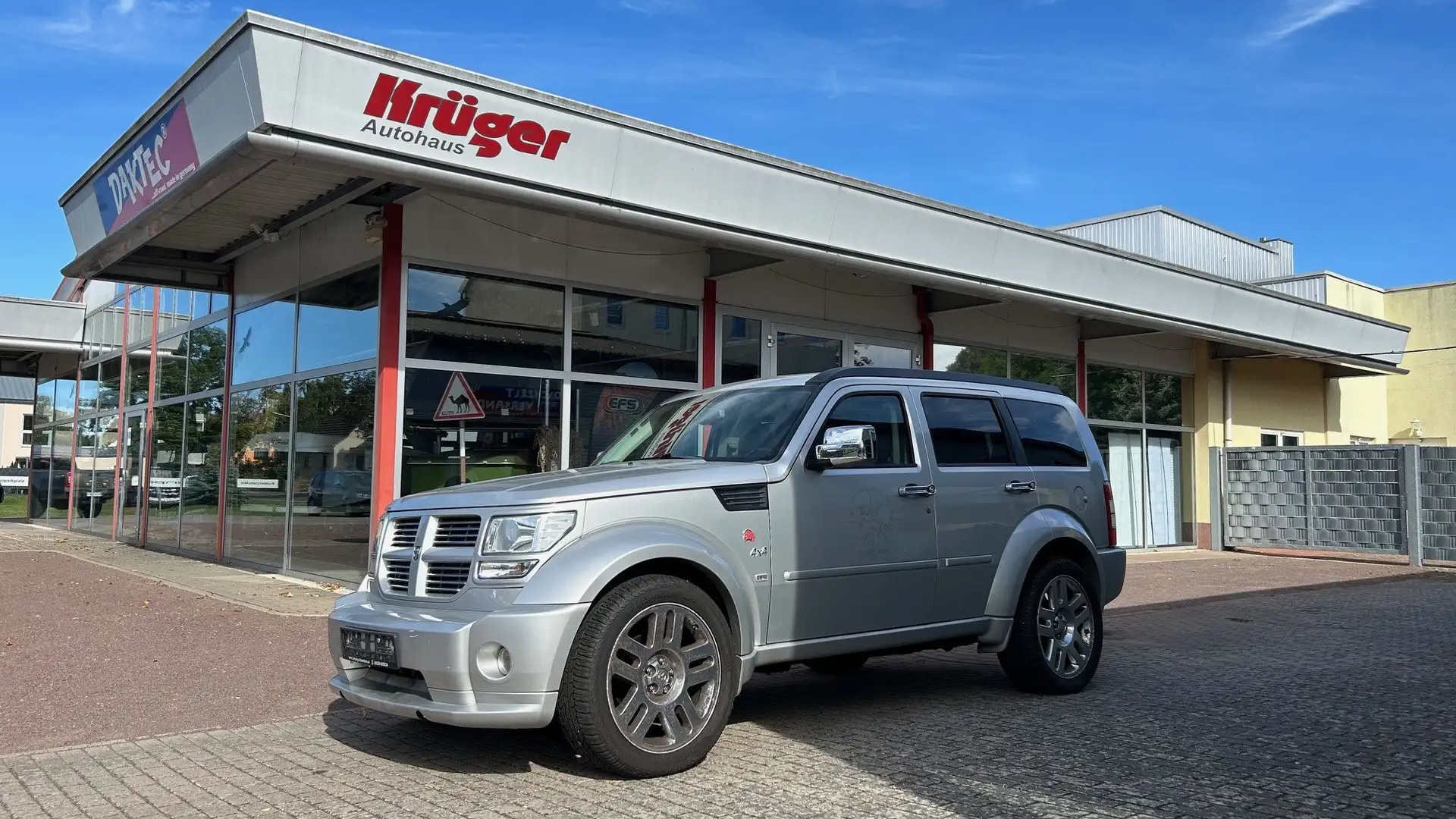 Dodge Nitro SXT Grau - 1
