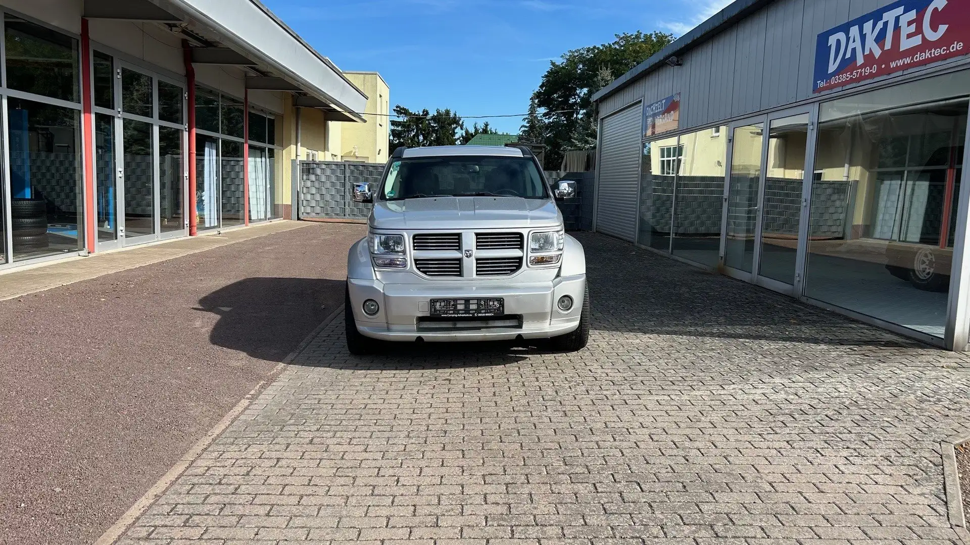 Dodge Nitro SXT Grau - 2