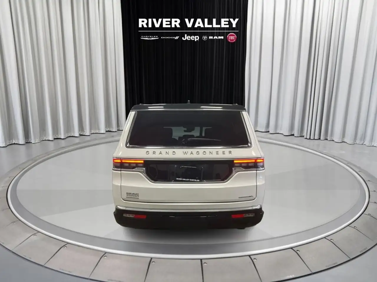 Jeep Grand Wagoneer снимка Jeep Grand Wagoneer
