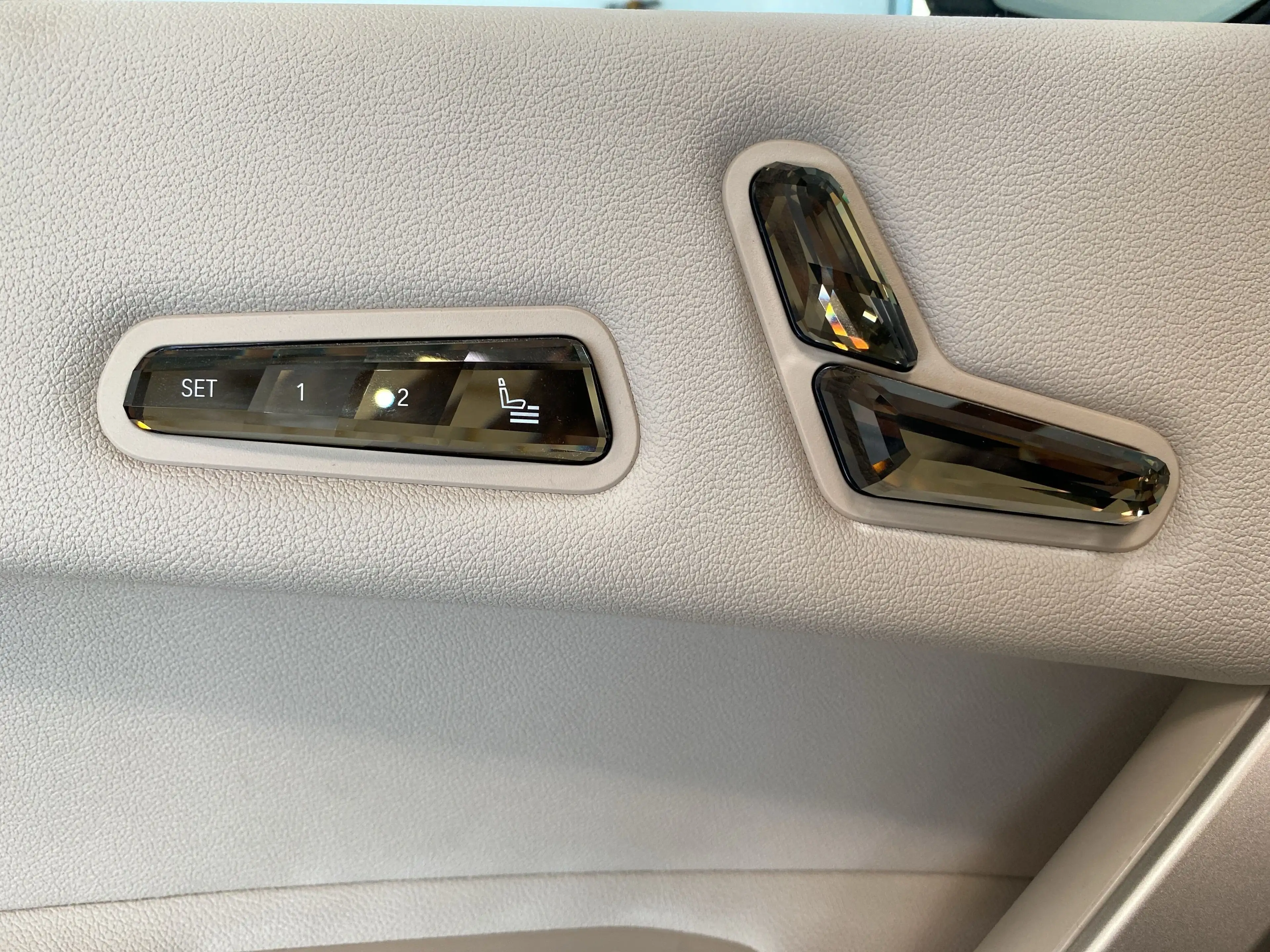 BMW iX xDrive40 *Sportpaket*LC Prof.*HUD*H/K*AHK*Laser*Dr — photo 22