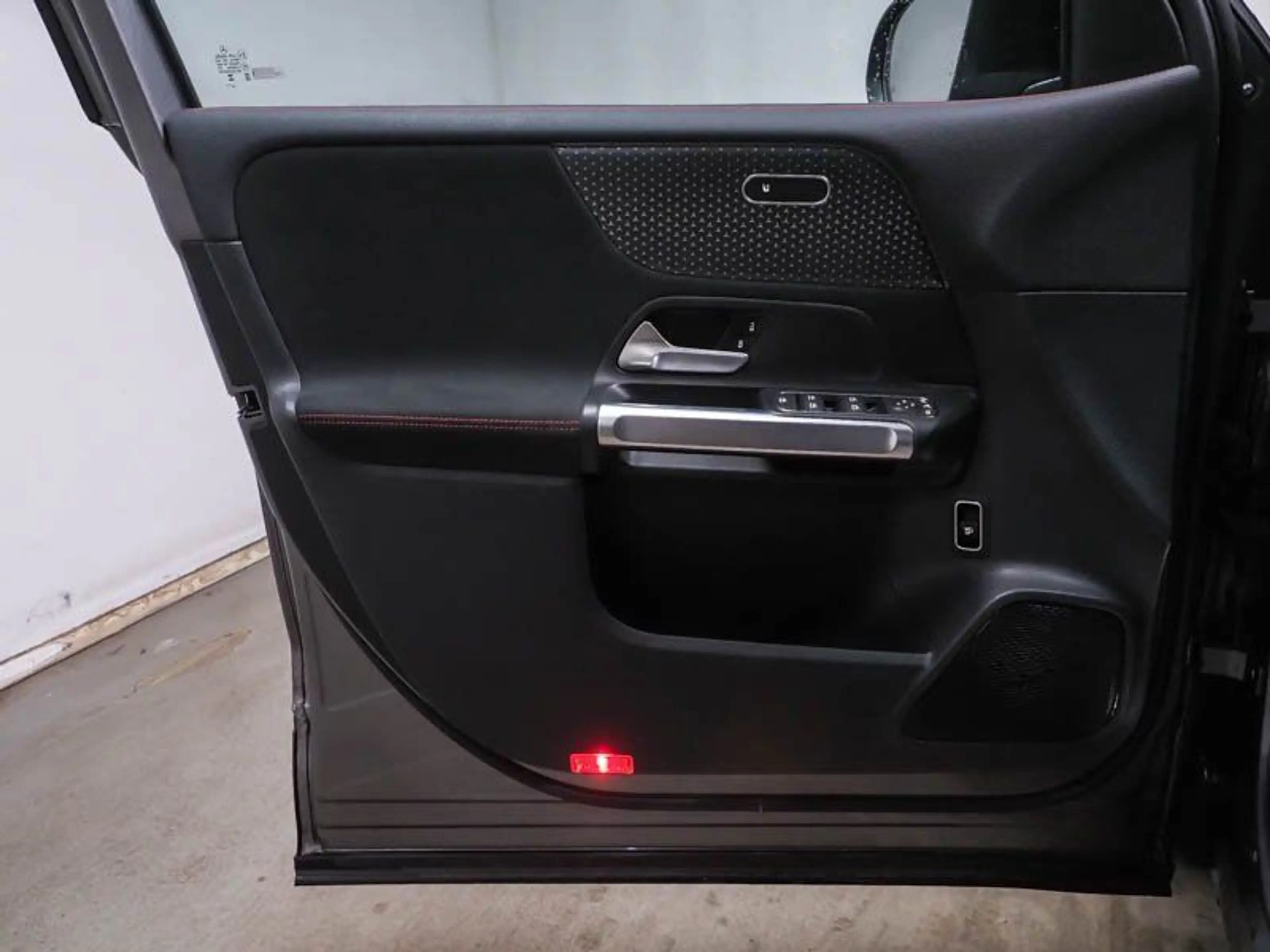Mercedes-Benz EQB 250 AMG-ADVANCED+ NIGHT AHK FAP PANOR SOUND — photo 6