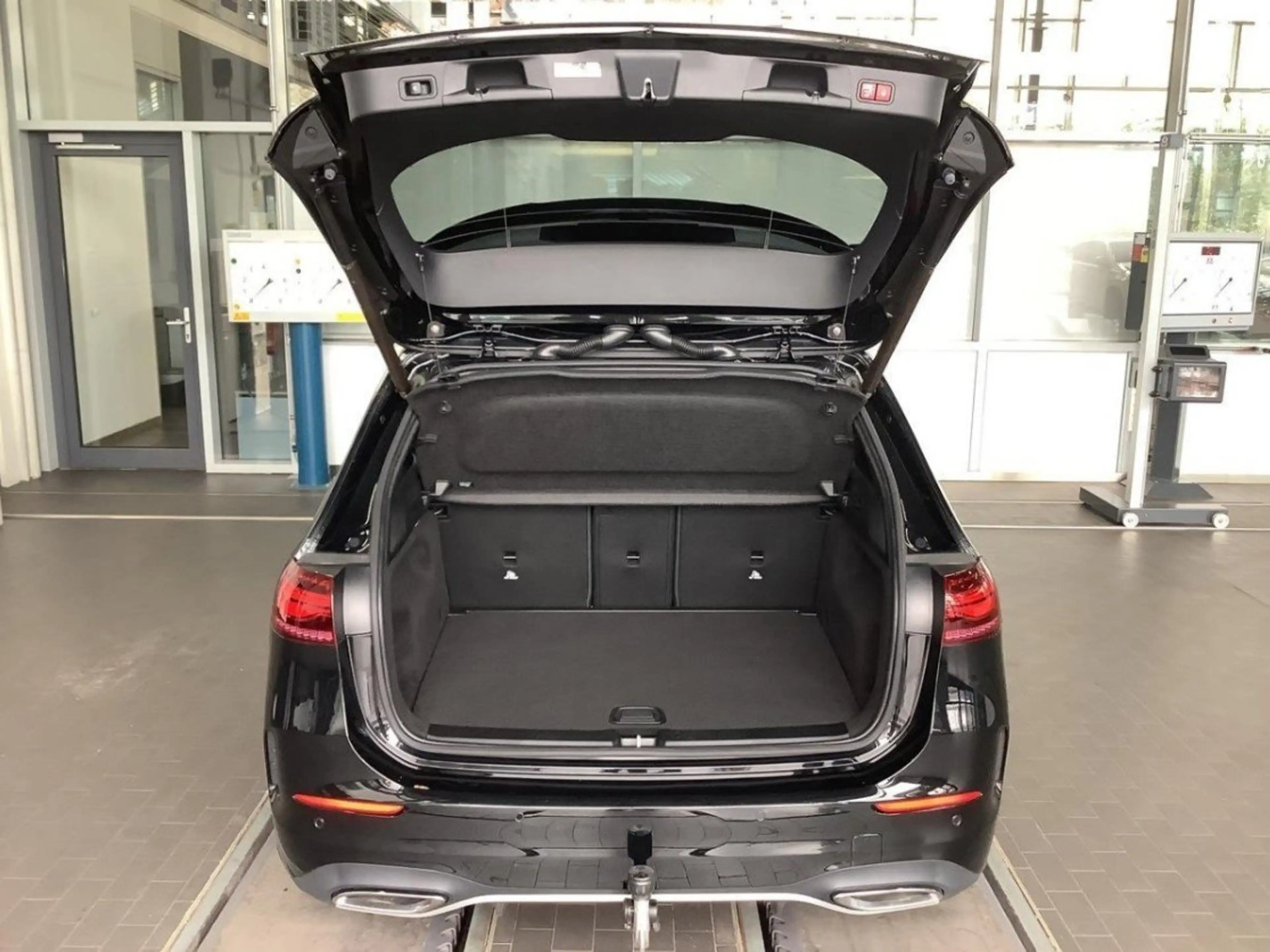 Mercedes-Benz B 220 B220d AMG Prem+ AHK Pano HUD Memo MLED 360°DISTR — photo 11