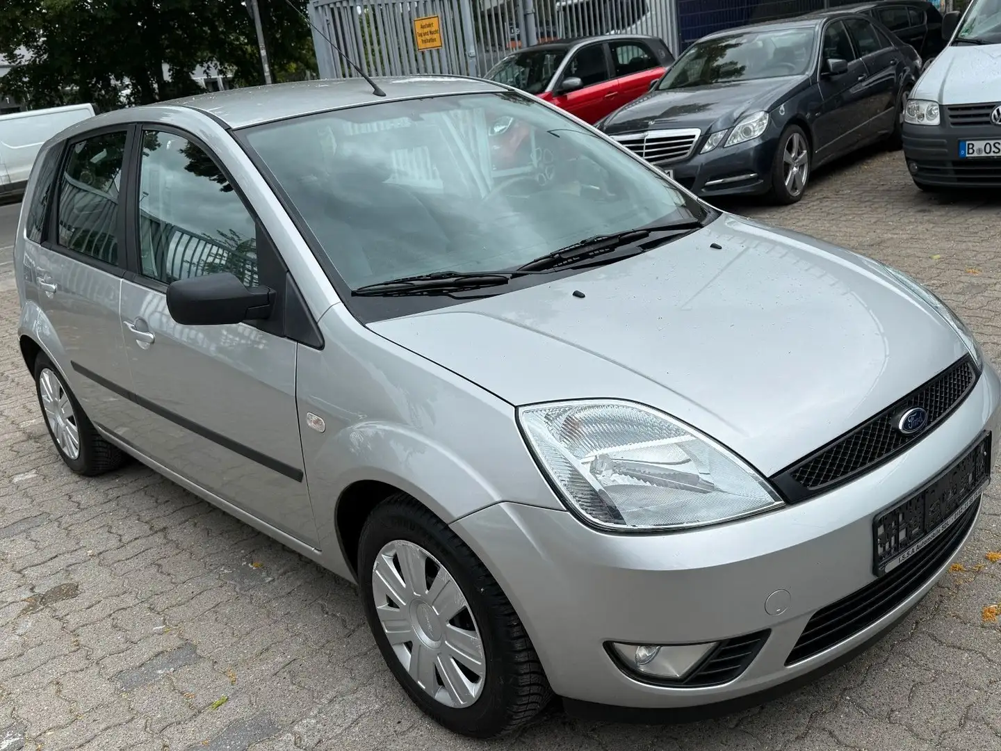 Ford Fiesta Ambiente1,4ltr. 16V Klima E-Fenster 81tkm Silber - 1
