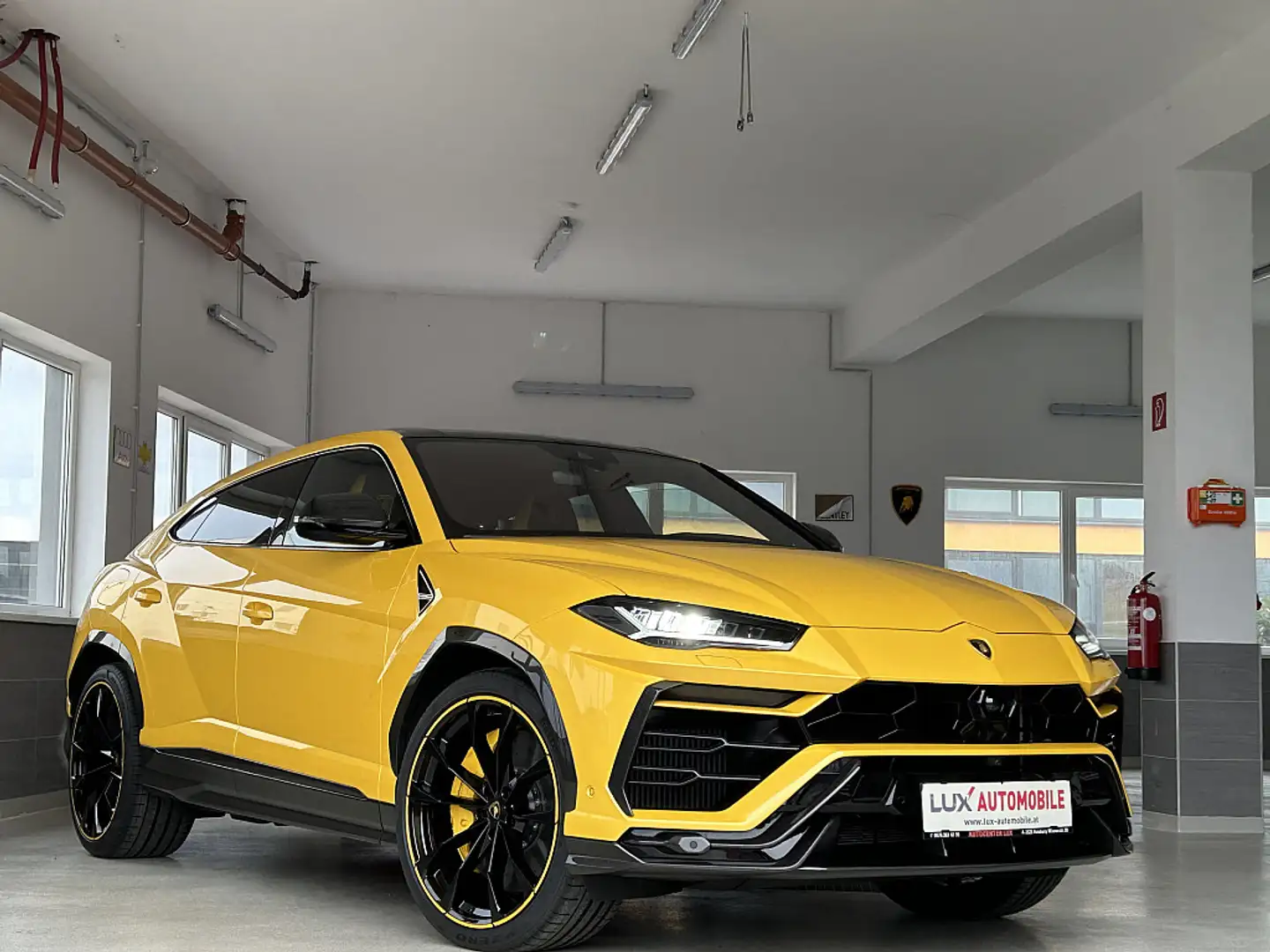 Lamborghini Urus Giallo Inti-Pearl Capsule Gold - 2
