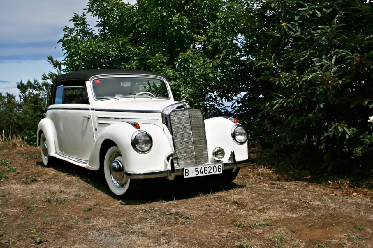 Mercedes-Benz 220 Cabriolet B (W187), foto 2