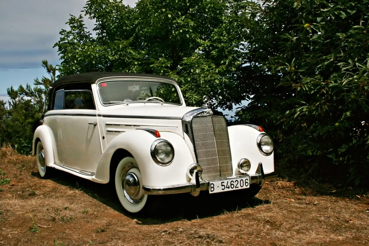 Mercedes-Benz 220 Cabriolet B (W187), foto 1
