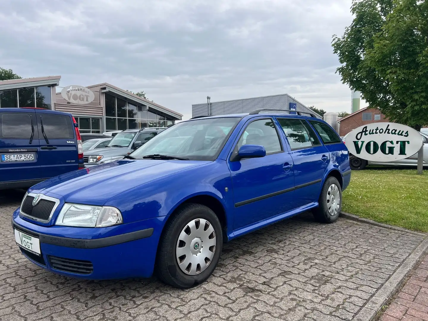 Skoda Octavia Combi Tour 1.6 AHK Bleu - 1