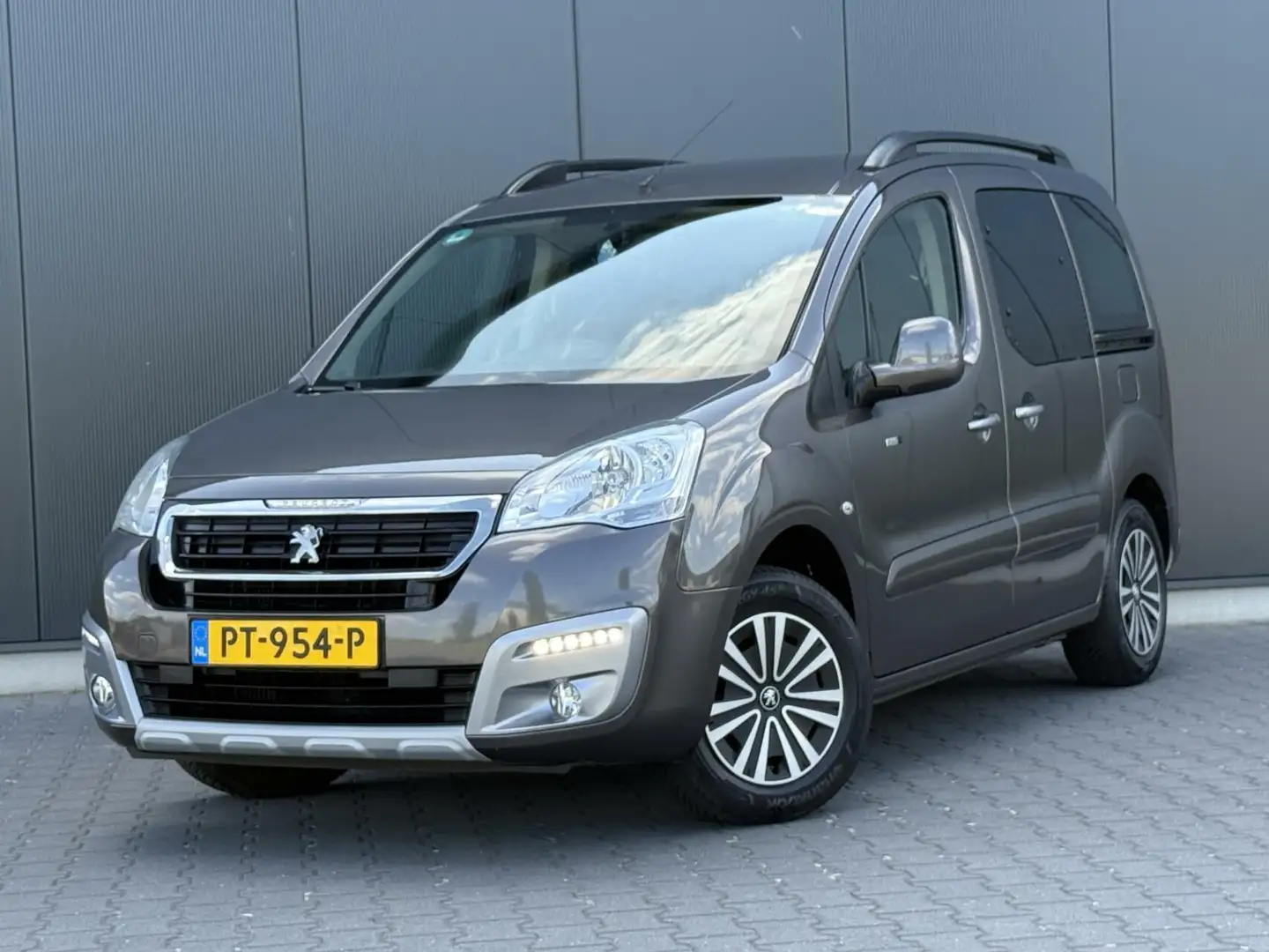 Peugeot Partner Tepee 1.2 PureTech Active LED - Trekhaak - Luxe Ui Grijs - 1