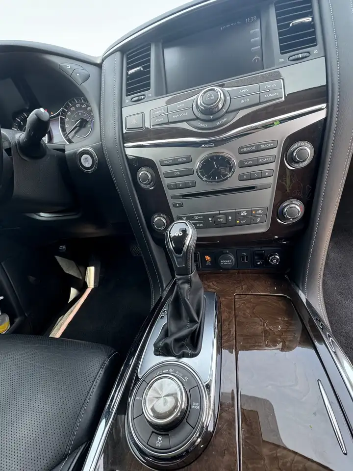 Infiniti QX80 снимка Infiniti QX80