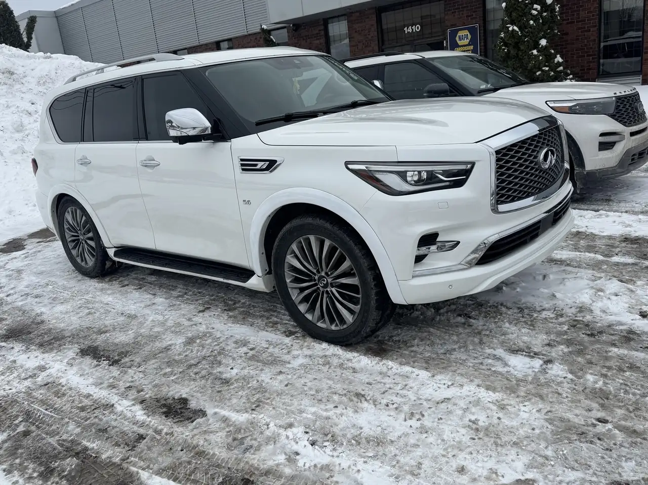 Infiniti QX80 снимка Infiniti QX80