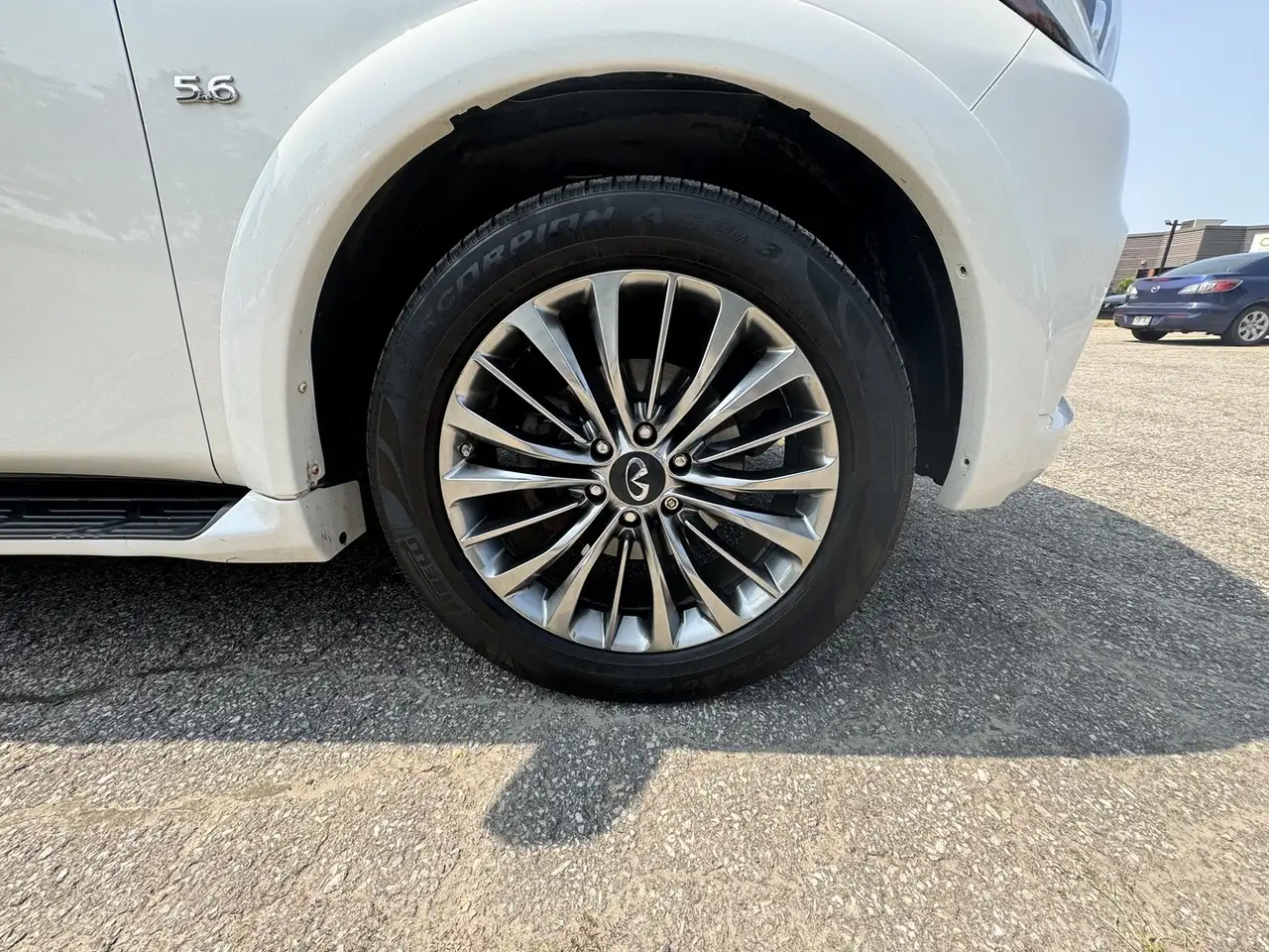 Infiniti QX80 снимка Infiniti QX80
