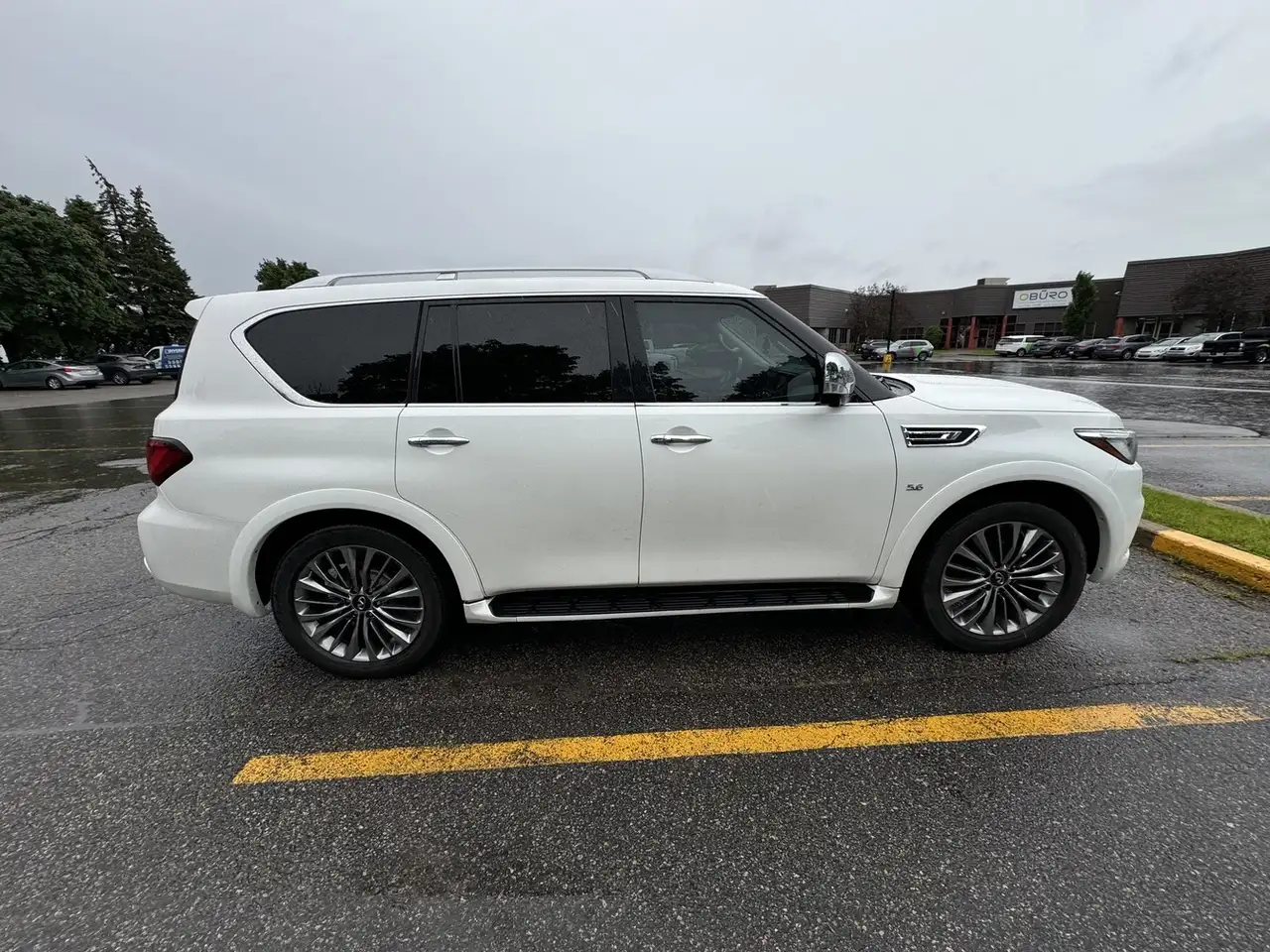 Infiniti QX80 снимка Infiniti QX80