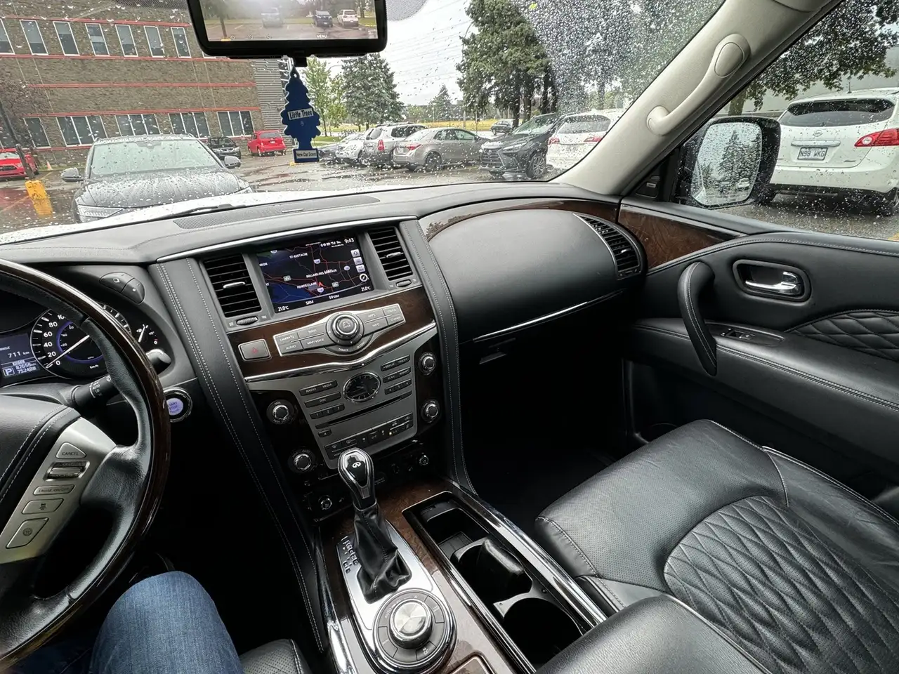 Infiniti QX80 снимка Infiniti QX80